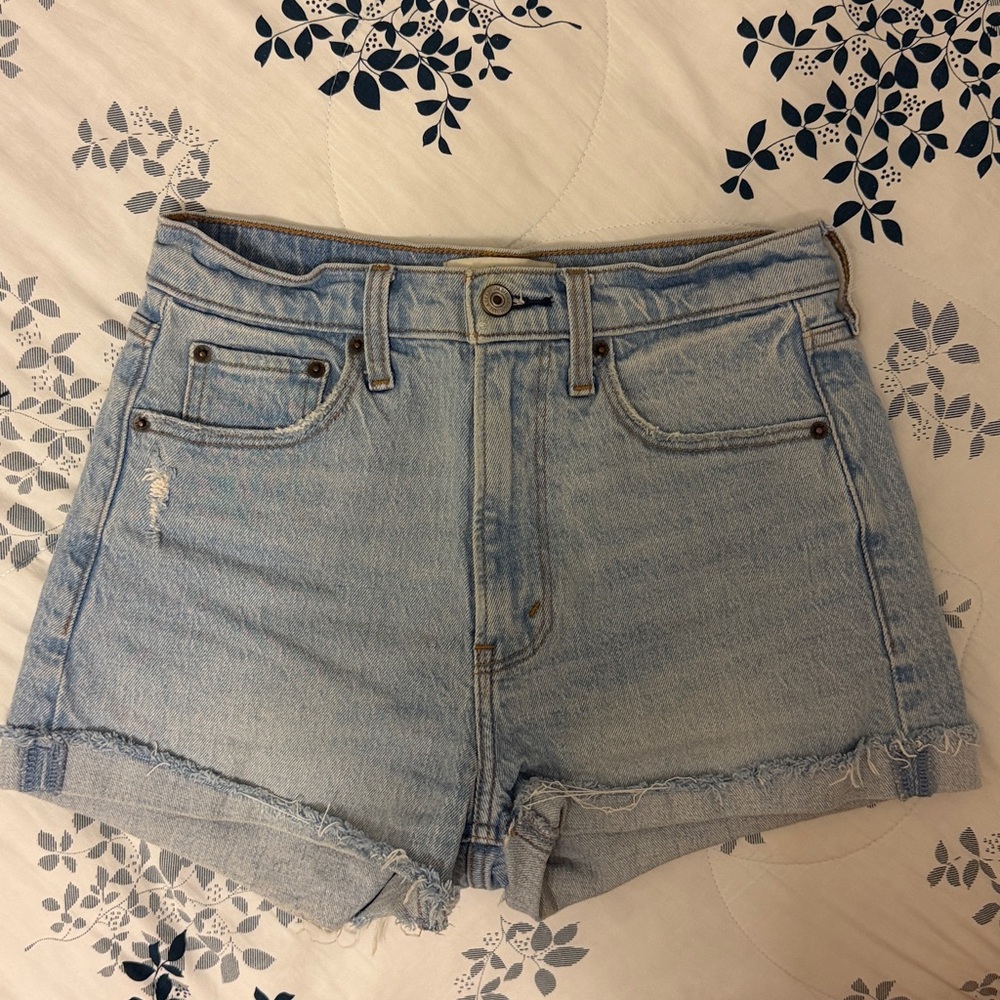 Abercrombie High Rise Mom Short Light Wash Size 25